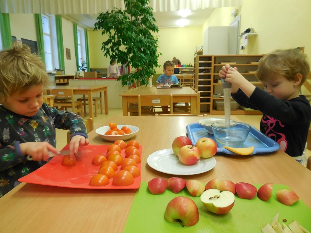montessori-deti-krajeji-ve-skolce-ovoce-a-zeleninu